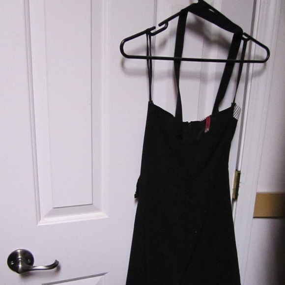 Threads Halter dress - Picture 4 of 7
